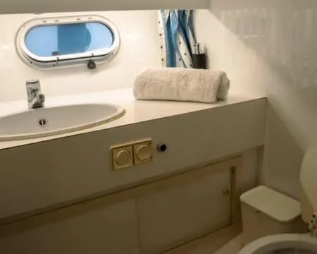 Hotel en barco Yate En Port Forum