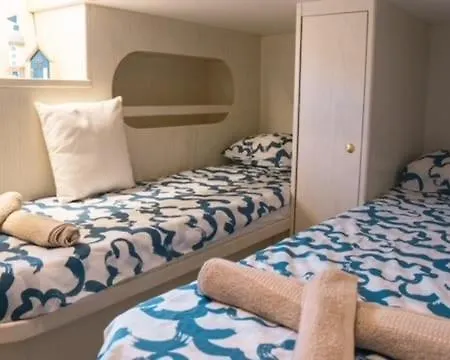 Yate En Port Forum Úszó hotel Barcelona